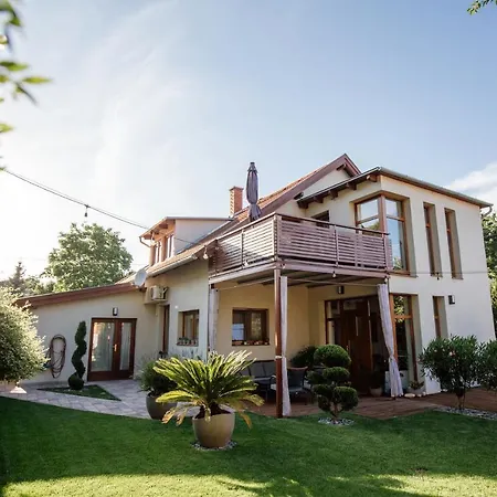 Csendeskert Wellness - Garden, Grill, Chill Apartman Balatonalmádi